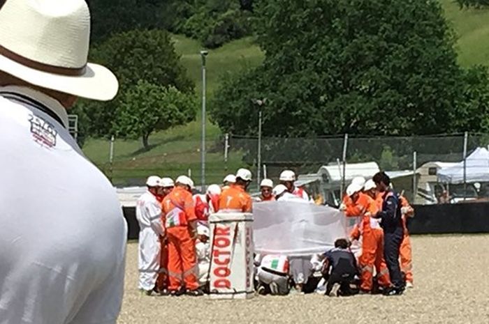 Michele Pirro saat mendapat pertolongan pertama setelah kecelakaan