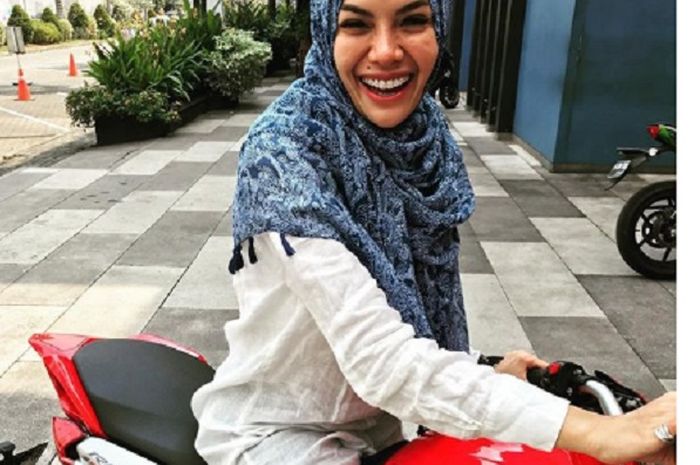 Tebak Motor Apa Yang Ditunggangi Artis Nikita Mirzani Ini Gridoto Com Tebak Motor Apa Yang Ditunggangi Artis Nikita Mirzani Ini Gridoto Com