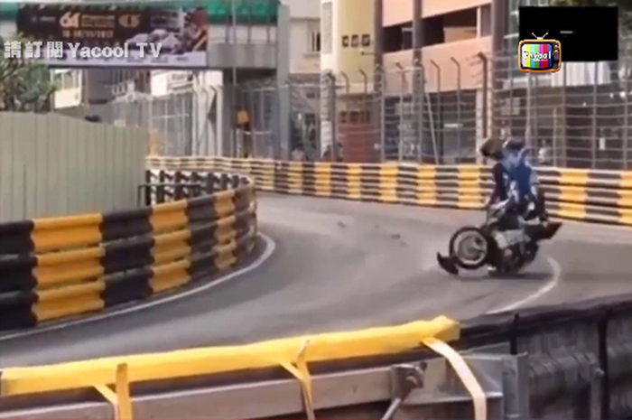 Daniel Hegarty terlempar dari motornya pada balapan motor di sirkuit Guia, Makau, Sabtu (18/11/2017)