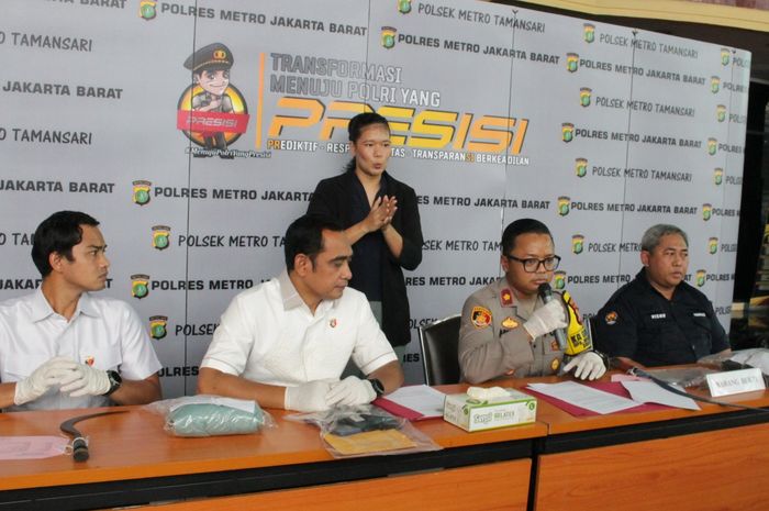 Pemuda SR (23), warga Pademangan Barat, Jakarta Utara, harus merasakan dinginnya hotel prodeo Polsek Metro Tamansari perkara mencuri motor