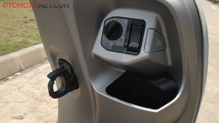 Smart key kini ada di All New Honda Scoopy, berdampingan dengan konsol dan gantungan barang model baru