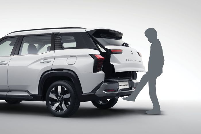 Ilustrasi Hands-free Power Tailgate pada Mitsubishi Destinator