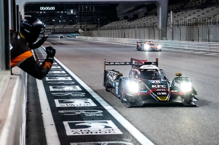 Sean Gelael melintas garis finish pertama pada race 4 kelas LMP2 Asian Le Mans Series 2021 di Abu Dhabi, Sabtu (20/2/2021)