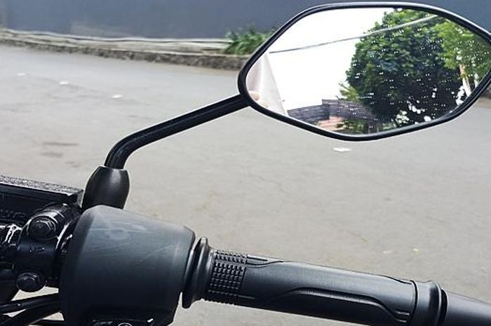Kaca spion sebelah?