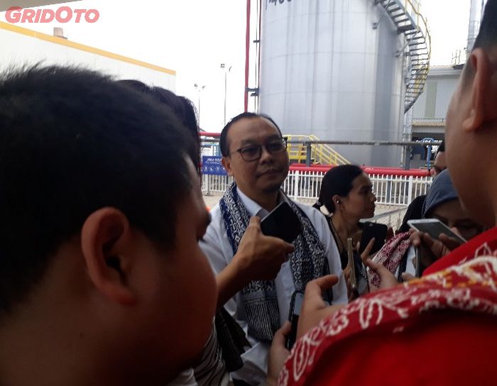 Bambang Wahyudi saat diwawancarai wartawan di pabrik Shell, Marunda 
