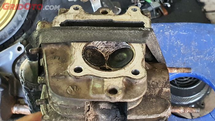 Sil klep pada mesin motor matic 