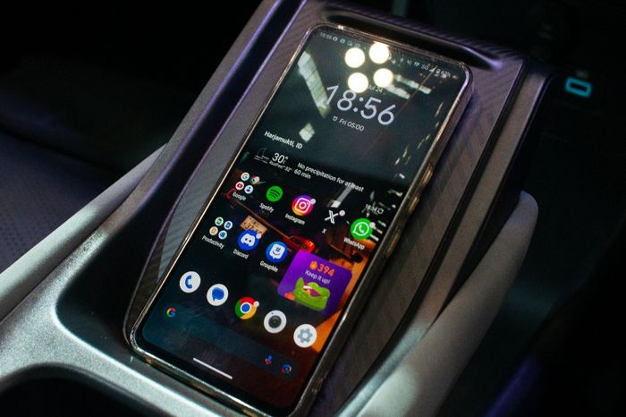 Wireless charging berada di konsol tengah