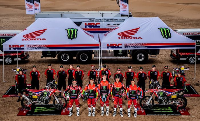 Sebagian dari kru tim yang akan menemani lima pereli Monster Energy Honda Team di Reli Dakar 2019