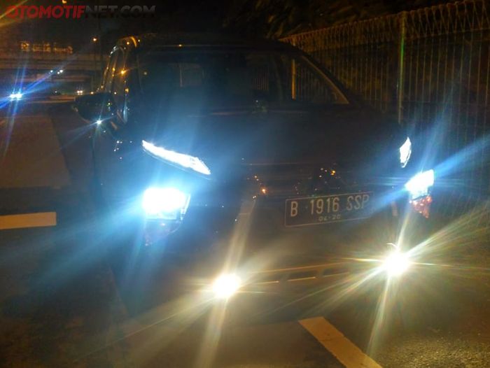 Penggunaan LED pada lampu utama Mitsubishi Xpander ini kami rasakan sangat membantu meningkatkan visibiltasi kala berkendara di malam hari 