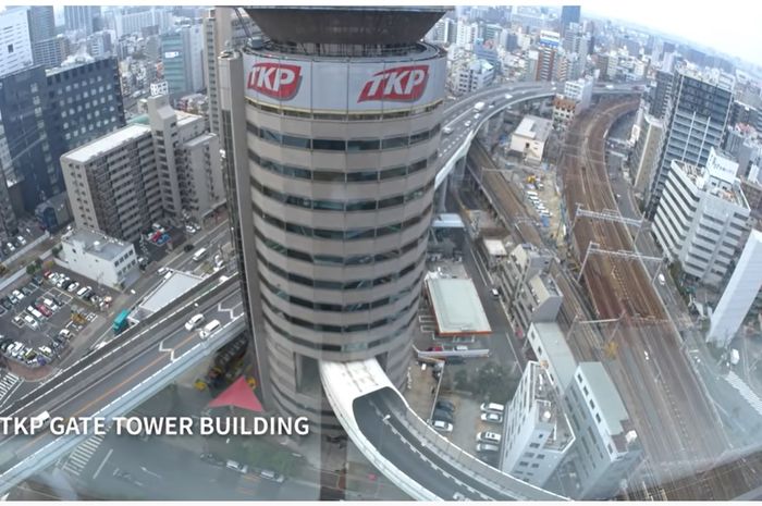 TKP Tower Building yang ditembus jalan tol Hanshin Expressway.