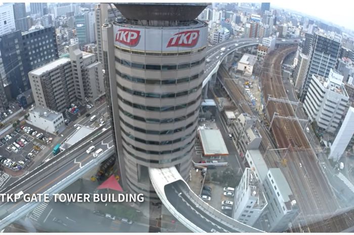 TKP Tower Building yang ditembus jalan tol Hanshin Expressway.