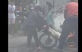 Motor Terbakar Enggak Mati Disiram Air, Gak Disangka Mbak-Mbak Sigap Lakukan Aksi Heroik