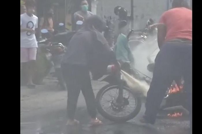 Viral, video sebuah aksi heroik mbak-mbak berhijab yang berhasil memadamkan api motor yang terbakar di tengah jalan.