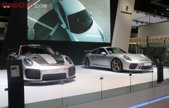 Duet Porsche 911 GT2 RS dan 911 GT3
