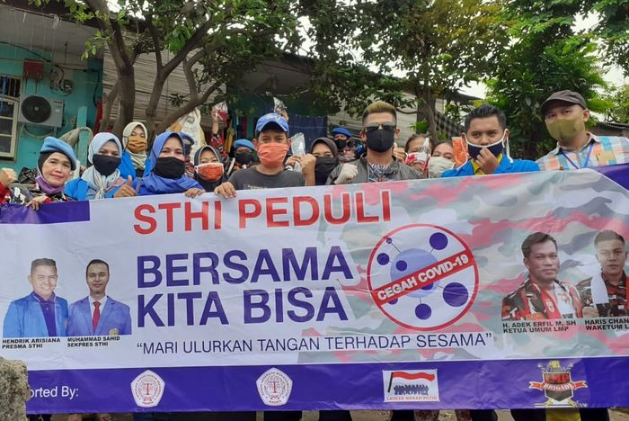 STHI Peduli berikan masker dan Hand Sanitazer ke pengemudi mobil dan motor