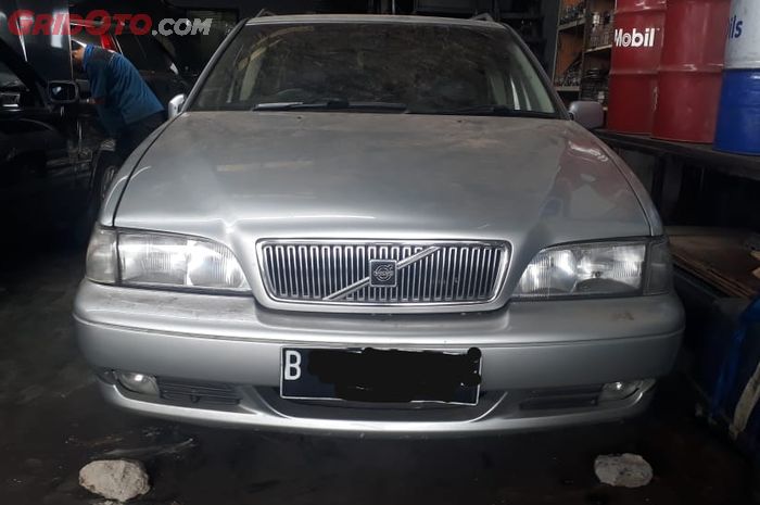 Ilustrasi Volvo V70 T5 yang sedang diservis di Vota Motor