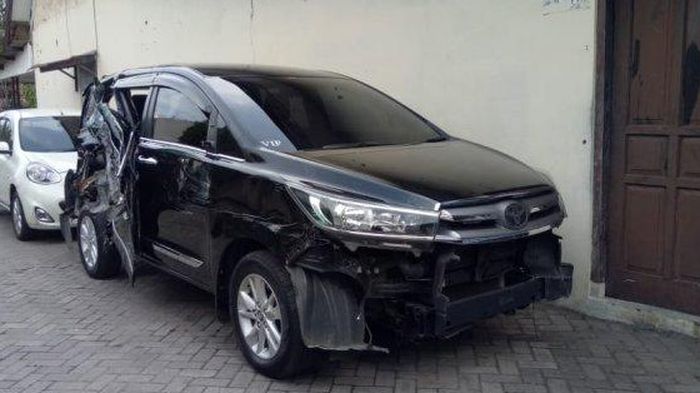 Kijang Innova ringsek karena tabrakan beruntun yang melibatkan tiga mobil dan satu motor terjadi di depan Omah Batik Laweyan, Jalan Radjiman, Solo, Sabtu (9/5/2020) pukul 13.00 WIB.