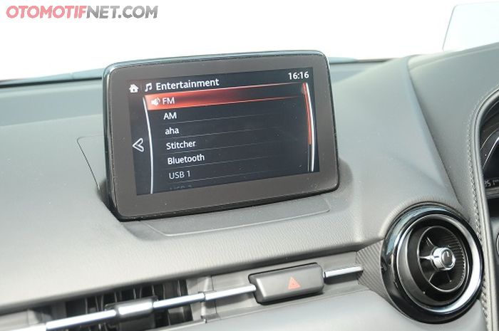 Head Up Display memberikan info kecepatan juga petunjuk arah GPS