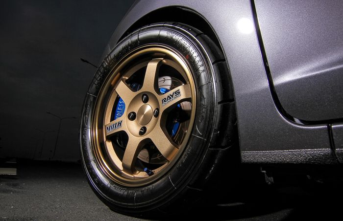 Modifikasi Honda Jazz GK5 ditopang pelek  Volk Racing TE37 ukuran 15x7 inci