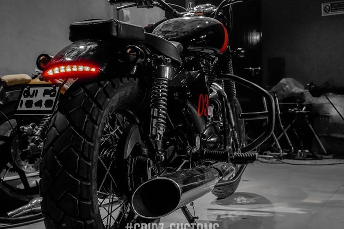 Royal Enfield Bullet 350 &ldquo;The Sith&rdquo; bobber besutan Grid7 Customs