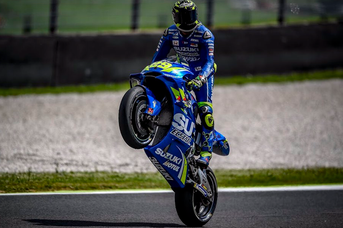 Andrea Iannone di atas Suzuki GSX-RR