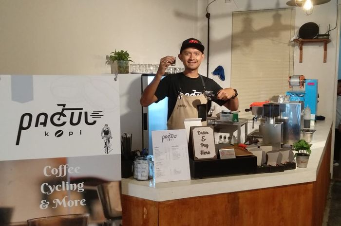 Dimas Ekky kini membuka keda kopi di daerah Sentul City, bernama Kopi Pacul