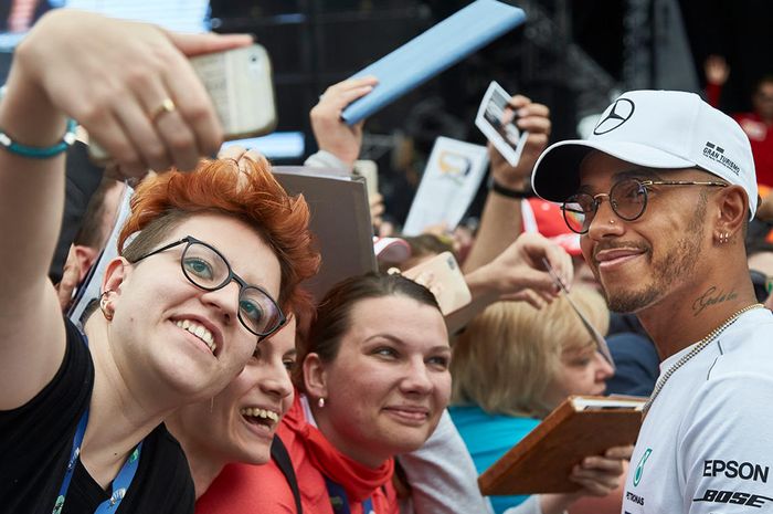 Lewis Hamilton menjumpai penggemarnya di Red Bull Ring, menjelang GP F1 Austria