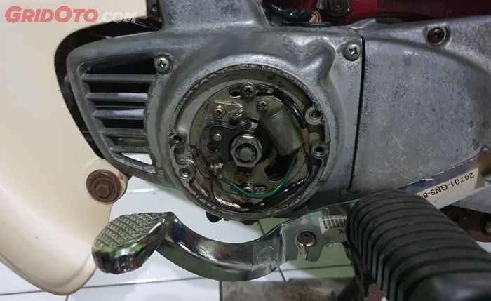 Platina pada Honda Astrea series berfungsi sebagai timing pengapian