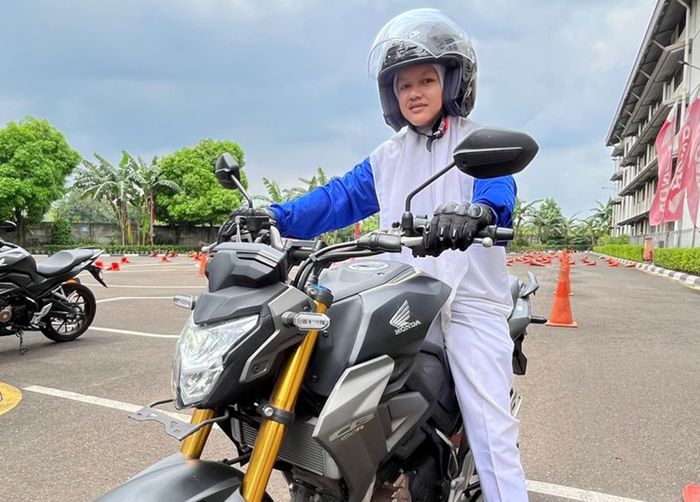 Perempuan harus memastikan pakai perlengkapan berkendara yang lengkap saat motoran