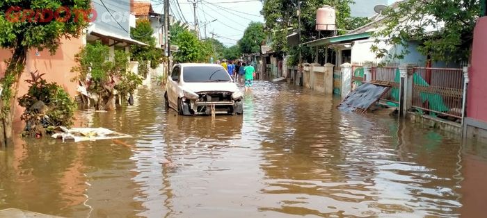 Datsun GO Panca yang masih belum dievakuasi di Perumahan CIledug Indah I