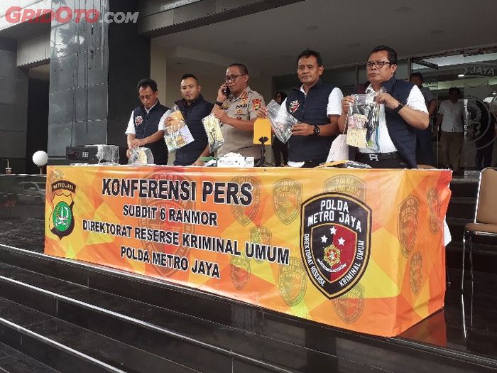 Konferensi pers penangkapan pelaku curanmor oleh Subdit 6 Ranmor Direktorat Reserse Kriminal Umum Polda Metro Jaya.