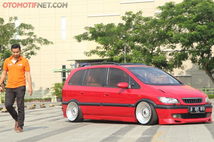 Chevrolet Zafira CD Berubah Merah, Bemper Kawinan Subaru, Atap Dilubangi