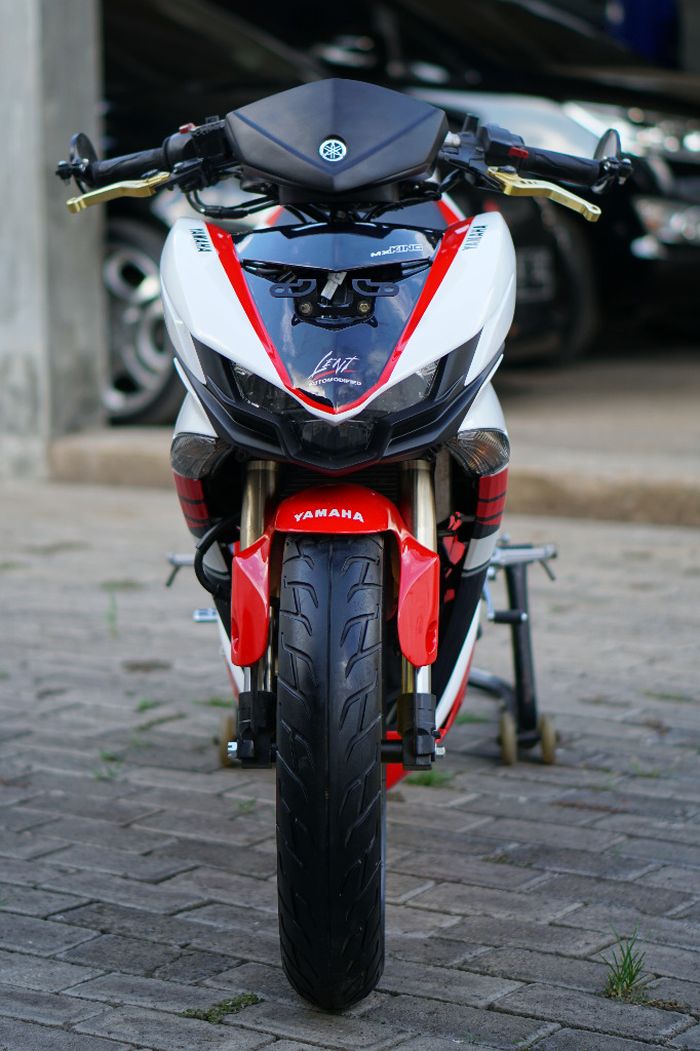 Sepatbor depan Yamaha Jupiter MX King ikut dibuat ulang dengan fiberglass