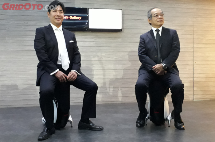 Takehiro Watanabe, Presiden Direktur PT Honda Prospect Motor (HPM) dan Toshiyuki Inuma, Presiden Direktur PT AHM duduk di UNI-CUB beta yang berada di Honda Gallery, Senayan City, Jakarta Pusat