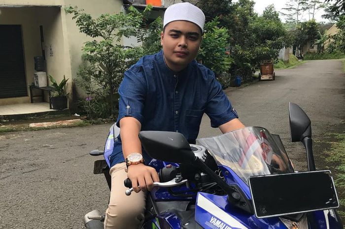 Alm.Ameer Azzikra saat berpose dengan Yamaha YZF-R25