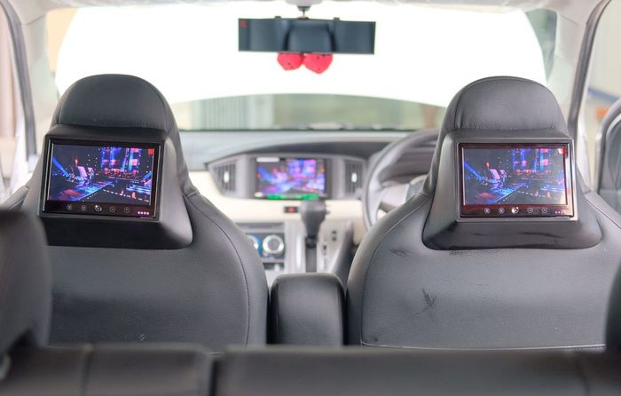 headrest monitor di Daihatsu Sigra