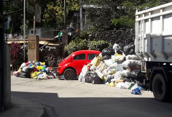 Mobil parkir sembarangan di Filipina