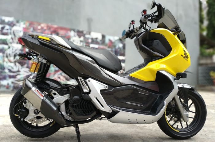 Honda ADV150 dengan knalpot aftermarket 