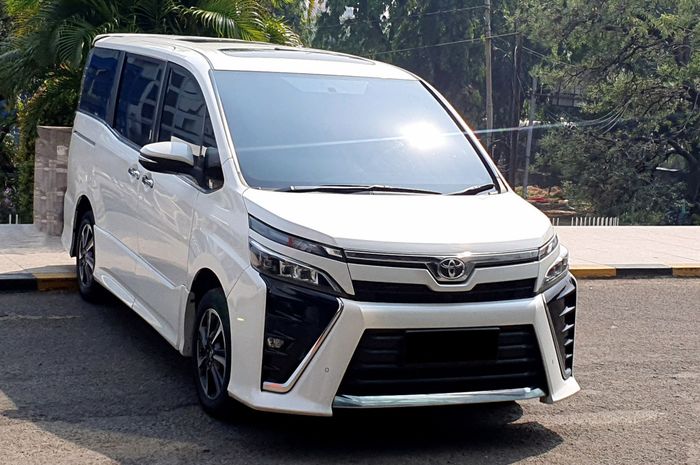 Toyota Voxy 2.0 AT tahun 2018
