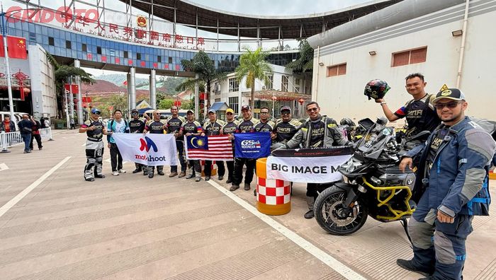 Rial Hamzah dan Adet Vriono bergabung dalam satu grup ekspedisi bersama 11 pengendara asal Malaysia yang dipimpin oleh Rosmadi Saad