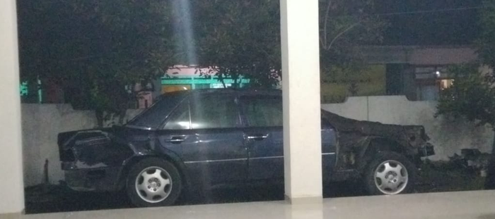 Mercedes-Benz menjadi pajangan di rumah