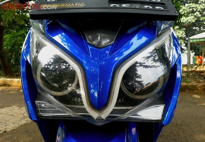 Terpasang 2 projektor AES dengan lampu HID pada headlamp Honda Vario 125 lawas