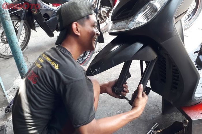 Servis shockbreaker matik Yamaha Mio