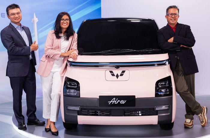 Wuling Motors telah membuka keran pemesanan mobil listrik Wuling Air ev, dengan metode Pre-booking di diler resmi Wuling, lalu Wuling.id, dan Blibli.com