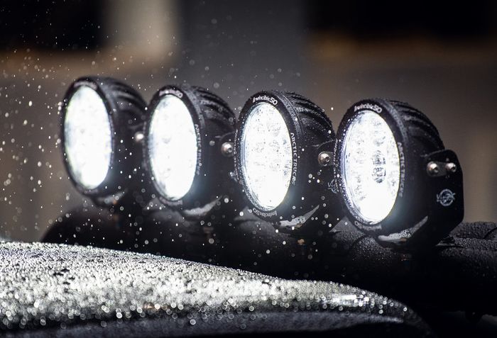 empat lampu sorot menempel di roll bar