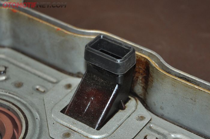 Seal PCV Valve ini letaknya di tutup kepala silinder Nissan Sentra B13