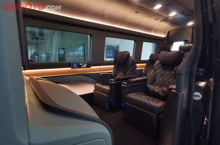 Ambient light yang cozy jadi pelengkap mewahnya kabin Mercedes-Benz Sprinter Lombardi