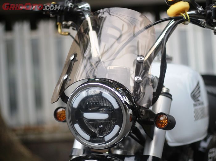 Lampu Daymaker ditemani windshield Monkey terlihat serasi di motor berbasis Honda Karisma ini