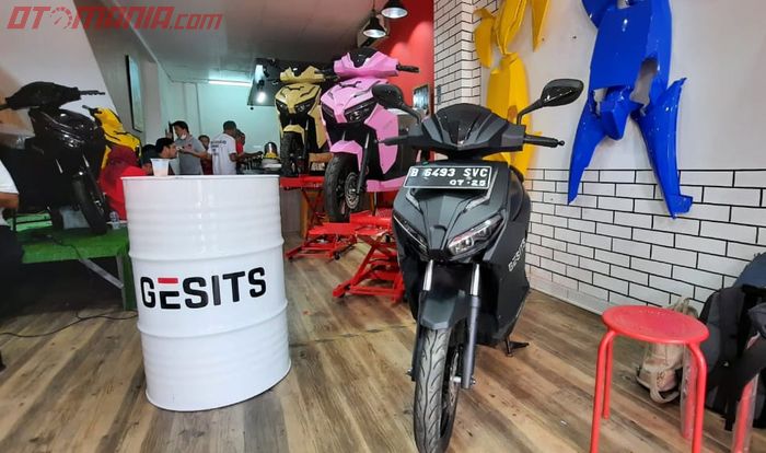 motor listrik nasional, gesits, yang dipajang di dealer terbarunya yang berada di kawasan Lebak Bulus, Jakarta Selatan.