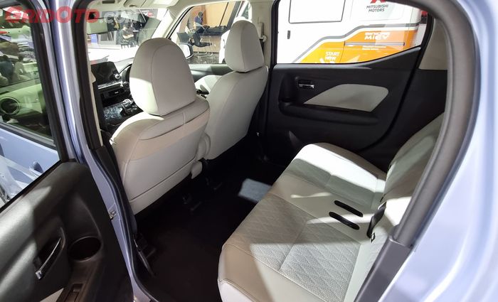 Kabin belakang Mitsubishi eK X EV yang lapang.